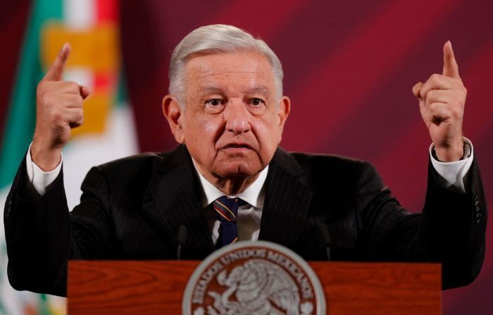 El presidente de México, Andrés Manuel López Obrador, durante su conferencia de prensa matutina en el Palacio Nacional, en la Ciudad de México, México, el 30 de octubre de 2023. (EFE/Isaac Esquivel)