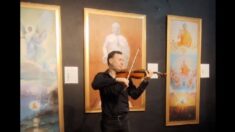 Concertista toca en agradecimiento al fundador de Falun Dafa en exposición “El arte de Zhen, Shan, Ren”