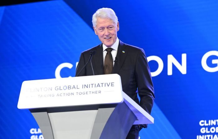 El ex presidente Bill Clinton habla en el escenario durante la reunión de septiembre de 2023 de la Iniciativa Global Clinton en el New York Hilton Midtown, Nueva York. (Noam Galai/Getty Images para la Iniciativa Global Clinton)