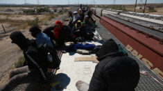 Miles de migrantes siguen llegando en trenes a la frontera de México para cruzar hacia EE.UU.