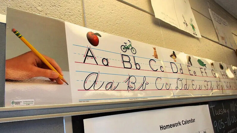 Un póster que muestra a los alumnos de tercer grado cómo escribir en letras impresas y cursivas recorre la parte superior de una pizarra en una escuela primaria en Ellicott City, Maryland, el 15 de octubre de 2013. (Robert MacPherson/AFP/Getty Images)