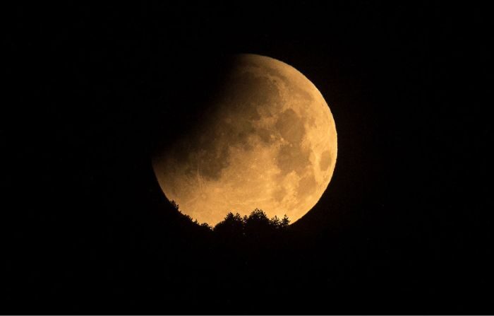 Una foto de archivo de la luna durante un eclipse lunar en Skopje, el 16 de mayo de 2022. (ROBERT ATANASOVSKI/AFP vía Getty Images)