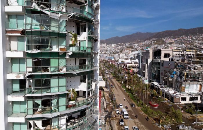 Vista de un edificio parcialmente destruido tras el paso del huracán Otis en Acapulco, estado de Guerrero, México, el 26 de octubre de 2023. (RODRIGO OROPEZA/AFP vía Getty Images)