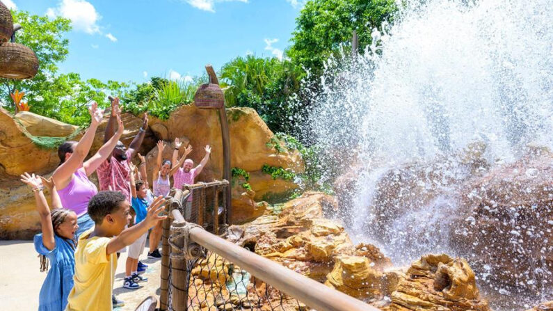 Fotografía cedida por Disney donde aparecen unas personas mientras visita la nueva atracción Journey of Water inspirada por "Moana", inaugurada en el parque temático de EPCOT en Lake Buena Vista, Florida (EE.UU.). EFE/Amy Smith/Disney