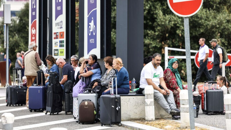 Pasajeros esperan fuera del aeropuerto de Toulouse-Blagnac en Blagnac, suroeste de Francia, el 18 de octubre de 2023, después de que el aeropuerto haya sido evacuado. (Charly Triballeau/AFP vía Getty Images)