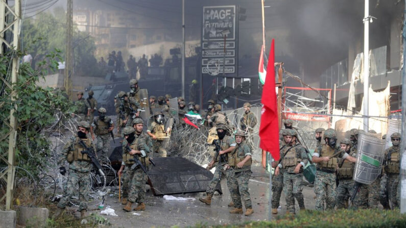 Fuerzas de seguridad libanesas ocupan una posición mientras se enfrentan a manifestantes frente a la embajada estadounidense en Awkar, al este de Beirut (Líbano), durante una manifestación a favor de los palestinos de la Franja de Gaza, el 18 de octubre de 2023. (Ibrahim Amro/AFP vía Getty Images)