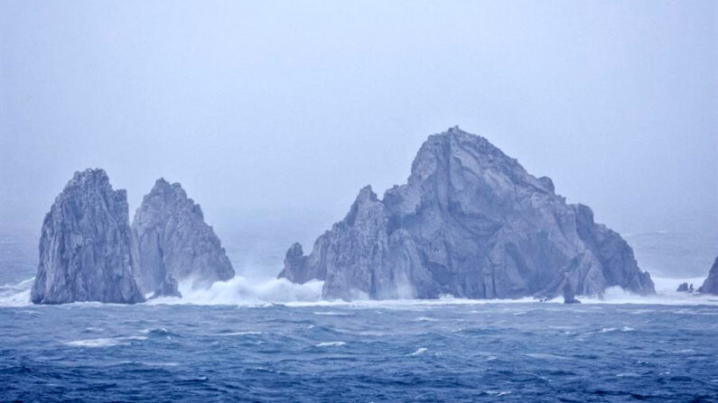 Fotografía de archivo del fuerte oleaje ante la llegada del huracán Norma, en Los Cabos (México). EFE/Jorge Reyes