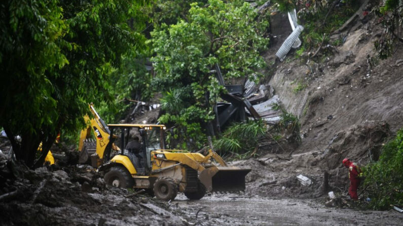 Rescatistas buscan a siete personas que fueron sepultadas por un deslizamiento de tierra causado por la tormenta tropical Cristóbal, en Santo Tomás, El Salvador, el 3 de junio de 2020. (Marvin Recinos/AFP vía Getty Images)