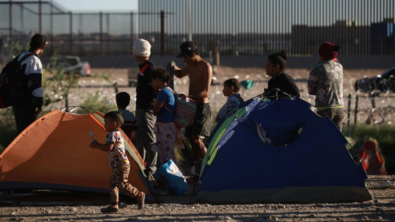Migrantes permanecen el 5 de octubre de 2023 en carpas junto al Río Bravo en Ciudad Juárez, estado de Chihuahua (México). EFE/Luis Torres