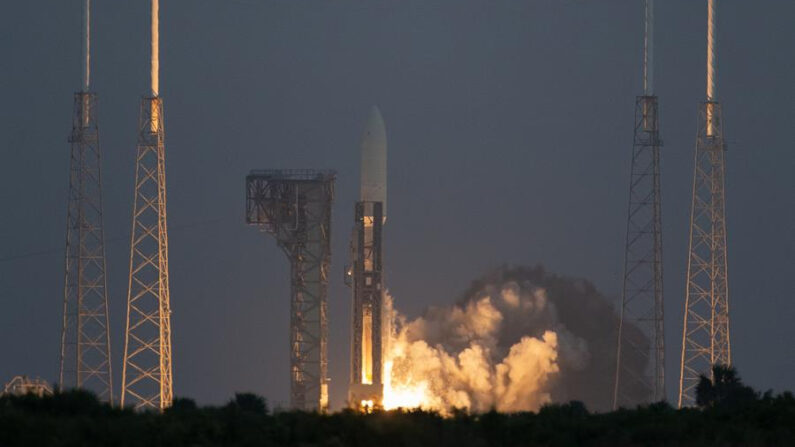 Fotografía de archivo en la que se registró un cohete Atlas V 531 de la compañía United Launch Alliance (ULA), al despegar de la plataforma 41 del Centro Espacial Kennedy, en Cabo Cañaveral (Florida, EE.UU.). EFE/CJ Gunther
