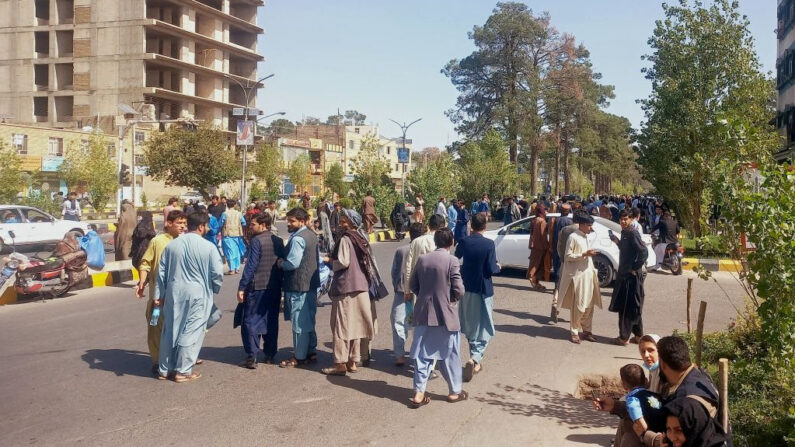 Varias personas se reúnen en las calles de Herat el 7 de octubre de 2023. Un terremoto de magnitud 6.3 que sacudió el oeste de Afganistán el 7 de octubre por la mañana, según informó el Servicio Geológico de Estados Unidos, seguido de cuatro grandes réplicas con epicentro cerca de la ciudad más grande de la región. (AFP vía Getty Images)