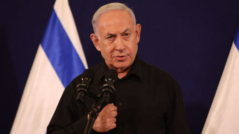 El primer ministro israelí, Benjamin Netanyahu, habla durante una rueda de prensa en la base militar de Kirya, en Tel Aviv, el 28 de octubre de 2023, en medio de los combates en curso entre Israel y el grupo terrorista Hamás. (Abir Sultan/POOL/AFP vía Getty Images)