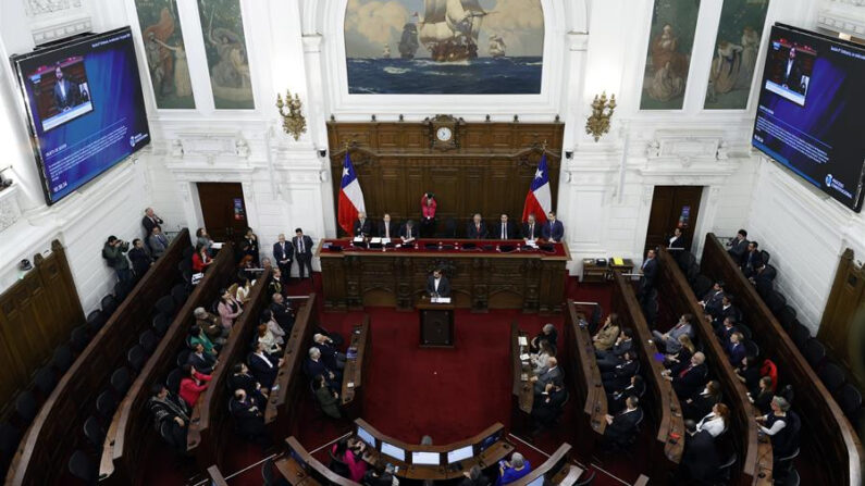 El presidente Gabriel Boric (c), habla en la sesión de instalación del Consejo Constitucional, en una fotografía de archivo. EFE/ Elvis González