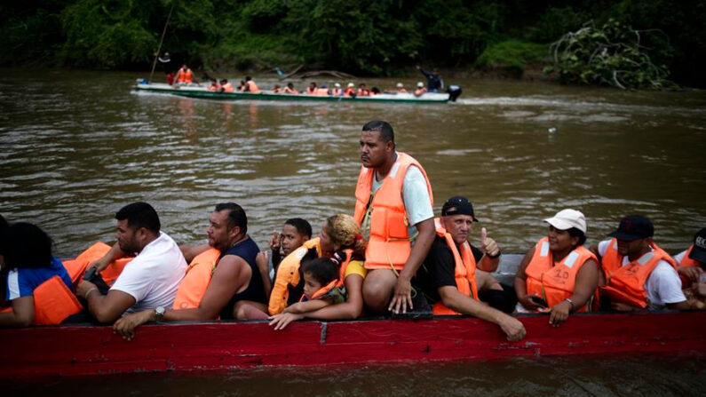 Migrantes son transportados en canoas para ser trasladados a una estación de recepción migratoria el 6 de octubre de 2023 en Lajas Blancas, Metetí, Darién (Panamá). EFE/ Bienvenido Velasco