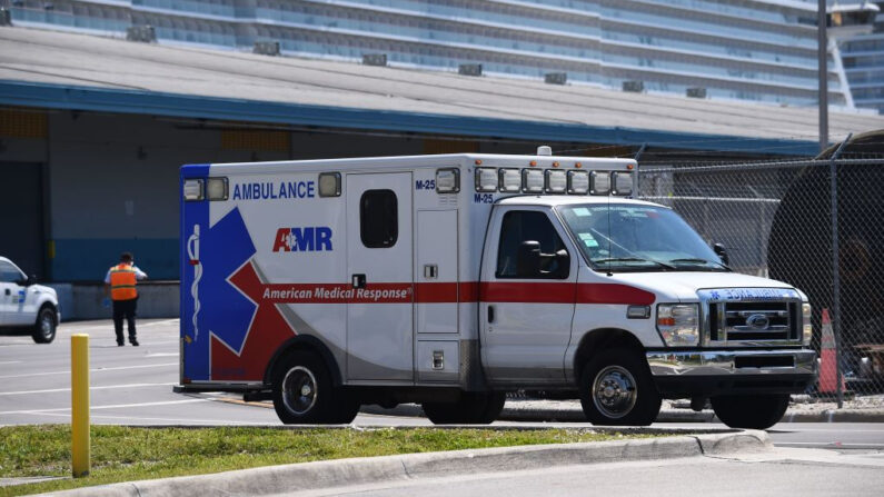 Se ve una ambulancia en Miami, Florida, el 4 de abril de 2020. (Chandan Khanna/AFP vía Getty Images)