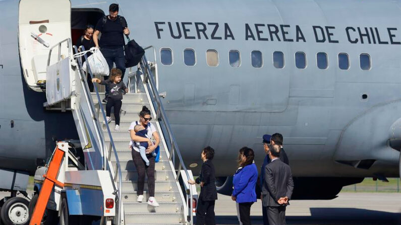 Personas descienden el 14 de octubre de 2023 tras el aterrizaje del avión de la Fuerza Aérea de Chile (FACh) con ciudadanos chilenos rescatados por el conflicto en Medio Oriente, en el Grupo de Aviación 10 de la FACh en Santiago (Chile). EFE/ Karin Pozo