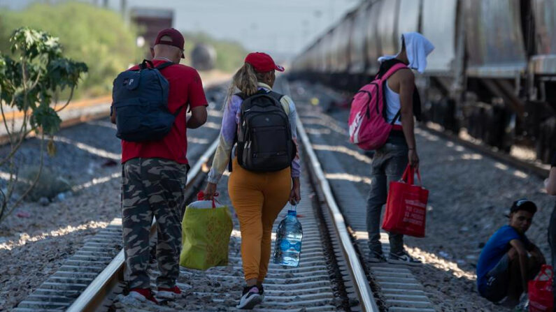 Migrantes caminan por las vías del tren en su intención de llegar a la frontera con Estados Unidos en el municipio de Escobedo (México). EFE/Miguel Sierra