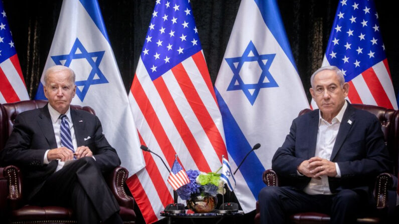 El presidente de Estados Unidos, Joe Biden (i), sentado junto al primer ministro israelí, Benjamin Netanyahu, al comienzo de la reunión del gabinete de guerra israelí, en Tel Aviv (Israel), el 18 de octubre de 2023, en medio de los combates en curso entre Israel y el grupo terrorista Hamás. (Miriam Alster/POOL/AFP vía Getty Images)