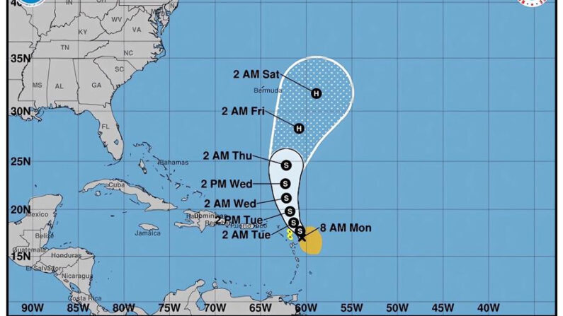 Imagen cedida por el Centro Nacional de Huracanes (NHC) de Estados Unidos donde se muestra el pronóstico de cinco días del paso de la tormenta tropical Philippe en el Atlántico. EFE/NHC