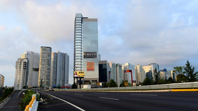 Fotografía de archivo que muestra el complejo de oficinas corporativas en la exclusiva zona empresarial de Santa Fe, en Ciudad de México (México). EFE/Jorge Núñez