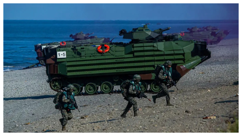 Soldados desembarcan de vehículos de AAV7 de asalto anfibio durante el ejercicio militar Han Kuang, que simula la invasión de la isla por el Ejército Popular de Liberación de China (EPL), el 28 de julio del 2022 en Pingtung, Taiwán. El ejército de Taiwán inicia cinco días de simulacros con fuego real en los que participan todas las fuerzas del ejército para repeler ataques simulados de China. (Annabelle Chih/Getty Images)