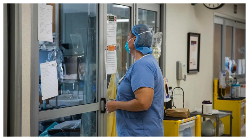 Un profesional sanitario se prepara para entrar en la habitación de un paciente con COVID-19 en una foto de archivo. (Megan Jelinger/AFP vía Getty Images)