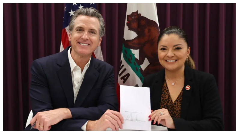 El gobernador de California, Gavin Newsom (izquierda), firma la ley SB 616, de la que es autora la senadora Lena González (derecha), demócrata de Long Beach, para dar a los trabajadores cinco días de baja por enfermedad al año, en lugar de tres, el 4 de octubre del 2023. (Cortesía de la Oficina del Gobernador Gavin Newsom)