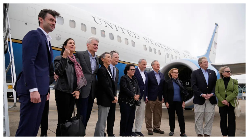 El líder de la mayoría del Senado de EE.UU. Chuck Schumer (D-N.Y.) y otros miembros de la delegación llegan al Aeropuerto Internacional de Shanghai Pudong en Shanghai el 7 de octubre del 2023. (Aly Song/AFP vía Getty Images)