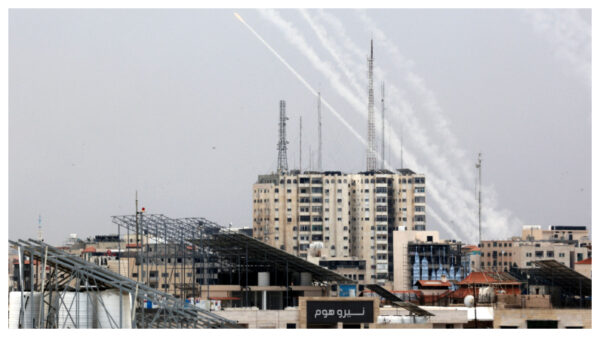 Milicianos palestinos lanzan una salva de cohetes desde Gaza hacia Israel el 9 de octubre de 2023. (Foto de IBRAHIM HAMS/AFP via Getty Images)