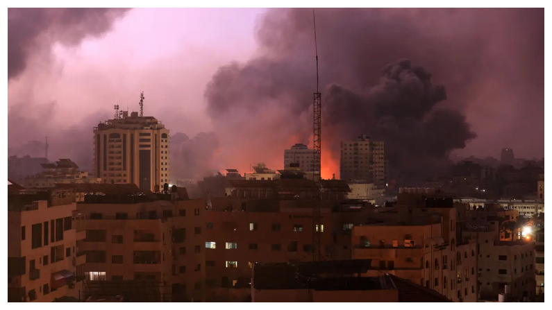 Una bola de fuego estalla durante un bombardeo israelí sobre la ciudad de Gaza el 9 de octubre del 2023. Israel impuso un asedio total a la Franja de Gaza el 9 de octubre y cortó el suministro de agua mientras seguía bombardeando objetivos en el abarrotado enclave palestino en respuesta al asalto sorpresa de Hamás que comparó con los atentados del 11-S. (Foto de MAHMUD HAMS/AFP vía Getty Images)