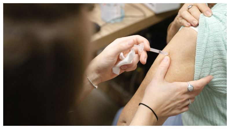 Una mujer recibe una dosis de la vacuna Comirnaty Omicron XBB 1.5 de Pfizer contra el COVID-19 en una farmacia de Ajaccio, el 5 de octubre del 2023 (Foto de PASCAL POCHARD-CASABIANCA/AFP vía Getty Images)