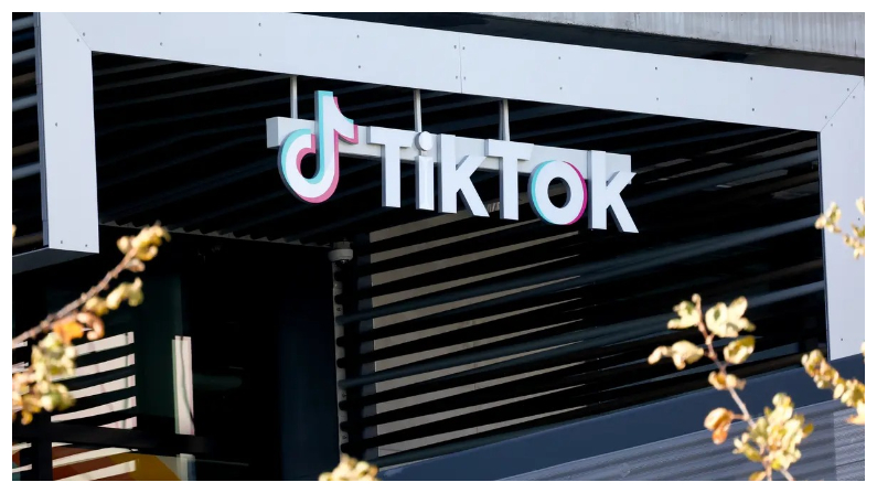 El logo de TikTok se muestra en una oficina de TikTok en Culver City, California, el 20 de diciembre del 2022. (Mario Tama/Getty Images)
