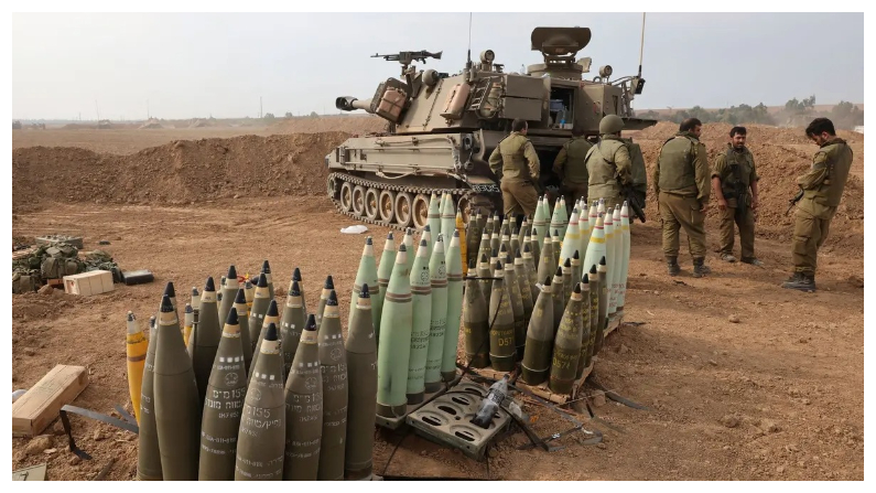 Proyectiles de artillería alineados junto a un vehículo blindado mientras soldados israelíes toman posiciones cerca de la frontera con Gaza, en el sur de Israel, el 9 de octubre de 2023. (Jack Guez/AFP vía Getty Images)