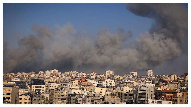 Sale humo durante los ataques aéreos israelíes en la ciudad de Gaza el 12 de octubre de 2023, mientras continúan por sexto día consecutivo las encarnizadas batallas entre Israel y el movimiento Hamás. (Foto de MAHMUD HAMS / AFP) (Foto de MAHMUD HAMS/AFP vía Getty Images)