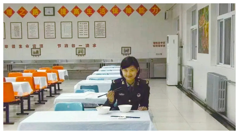 Bai Liusu en la cantina del ejército (Cortesía de Bai Liusu)