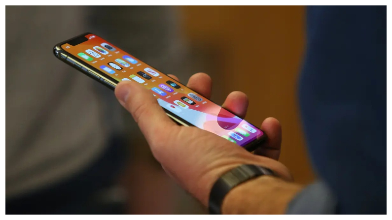 Clientes observan modelos de iPhone en la Apple Store de Sídney, Australia, el 20 de septiembre del 2019. (Jason McCawley/Getty Images)