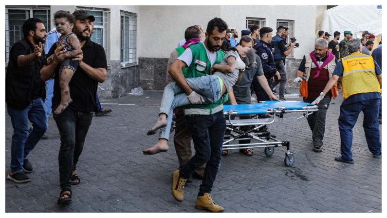 Niños heridos en un ataque israelí son trasladados al hospital Al-Shifa de la ciudad de Gaza el 15 de octubre del 2023. (Dawood Nemer/AFP vía Getty Images)