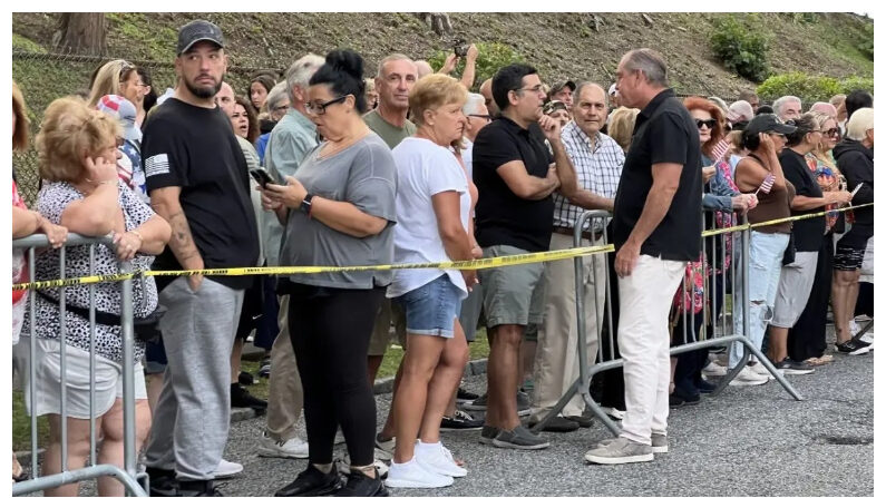 El presidente del distrito de Staten Island, Vito Fossella, en una protesta el 29 de agosto junto a una escuela católica convertida en refugio para inmigrantes ilegales. (Cortesía de la Oficina del Presidente del Distrito de Staten Island)