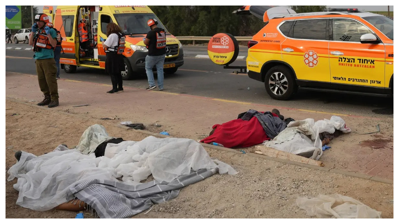 Los cuerpos de los civiles muertos en los ataques terroristas de Hamás se ven en la ciudad de Sderot, en el sur de Israel, el 7 de octubre de 2023. (Baz Ratner/AFP vía Getty Images)