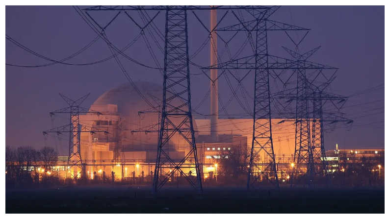 Columnas eléctricas en fila que conducen a la central nuclear de Unterweser el 21 de marzo del 2011 cerca de Stadland, Alemania. La red energética es una de las infraestructuras críticas que los expertos intentan proteger de los ciberataques. (Sean Gallup/Getty Images)