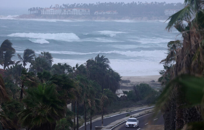 Fotografía del fuerte oleaje ante la llegada de un huracán en Los Cabos, México. Imagen de archivo. (EFE/ Jorge Reyes)
