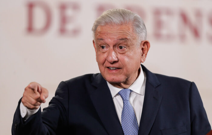 El presidente de México, Andrés Manuel López Obrador, habla durante la conferencia matutina en el Palacio Nacional, hoy en la Ciudad de México. El presidente mexicano, Andrés Manuel López Obrador, denunció este viernes una "rebelión" del Poder Judicial ante el paro nacional de los juzgados y la protesta convocada para el domingo contra el recorte que hizo el Gobierno a los fondos del sistema de justicia. (EFE/Isaac Esquivel)