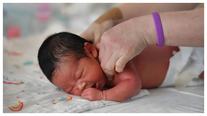 Una enfermera atiende a un recién nacido en l Hospital de Mujeres y Niños de la ciudad de Fuyang, provincia china de Anhui, el 8 de agosto del 2022. (CFOTO/Future Publishing vía Getty Images)