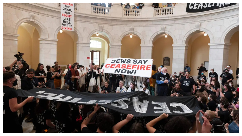Miembros de la comunidad judía de Estados Unidos protestan contra la operación militar israelí en Gaza, en el interior del edificio Cannon del Capitolio de Estados Unidos, en Washington, el 18 de octubre del 2023. (Roberto Schmidt/AFP vía Getty Images)