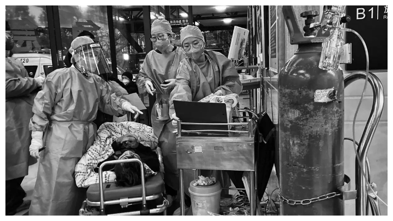 Personal médico clasifica a un paciente después de ser traído en ambulancia a la entrada de un concurrido hospital en Shanghai, China, el 14 de enero del 2023. (Kevin Frayer/Getty Images)