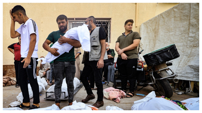 Un hombre reacciona mientras lleva el cuerpo amortajado de su hijo, frente a la morgue del hospital Al-Aqsa en Deir Balah, en el centro de la Franja de Gaza, tras un ataque israelí el 22 de octubre del 2023, mientras continúan los combates entre Israel y el grupo palestino Hamás. (Foto de MAHMUD HAMS/AFP vía Getty Images)