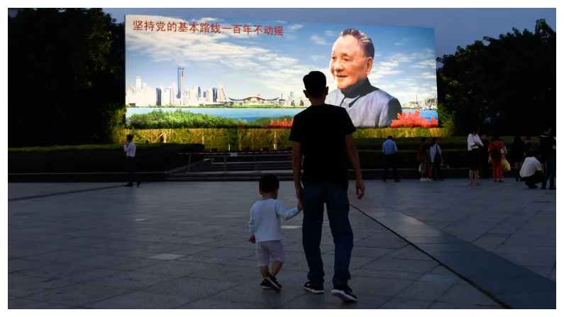 Un cartel del ex líder chino Deng Xiaoping en Shenzhen, en la provincia meridional china de Guangdong, el 8 de noviembre de 2018. Shenzhen es el símbolo de las reformas transformadoras lanzadas por China hace 40 años: antiguos pueblos pesqueros que se transformaron en un centro manufacturero mundial. (Wang Zhao/AFP vía Getty Images)