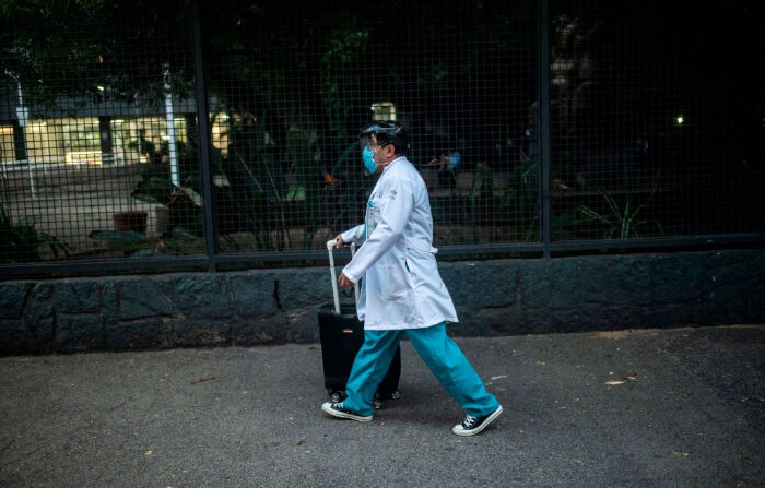 Un médico llega al hospital "20 de Noviembre" de la Ciudad de México, el 28 de abril de 2020, en medio de la pandemia del nuevo coronavirus. (PEDRO PARDO/AFP via Getty Images)