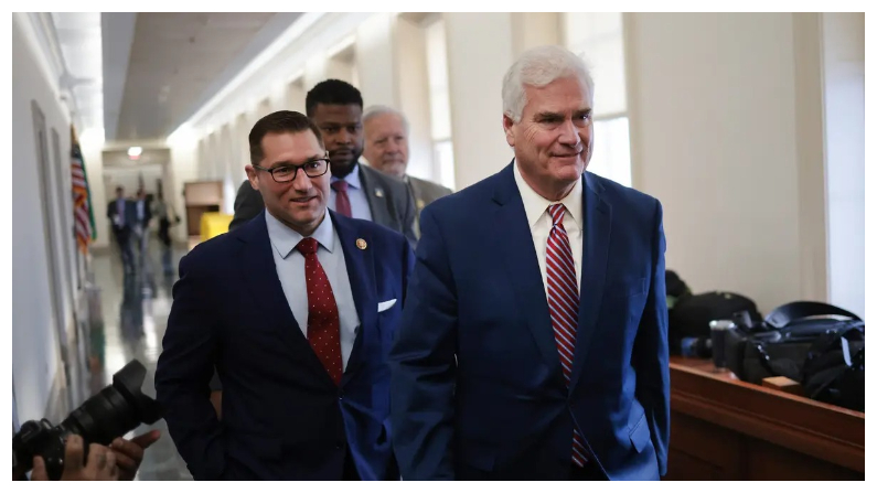 Tom Emmer (republicano de Minnesota) y Guy Reschenthaler (republicano de Pensilvania) llegan a un foro de candidatos republicanos a la Cámara de Representantes donde los congresistas que aspiran a la presidencia de la Cámara presentarán sus plataformas en el Longworth House Office Building del Capitolio en Washington el 24 de octubre del 2023. (Win McNamee/Getty Images)