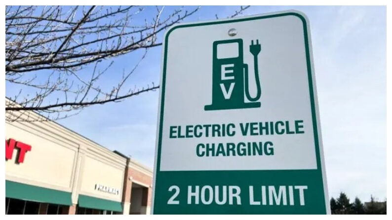 Estacionamiento de vehículos eléctricos en una tienda de comestibles de Mount Joy, Pensilvania, en febrero del 2023. (Beth Brelje/The Epoch Times)